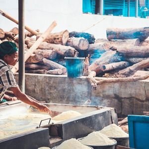 Trocknen von Maniokmehl in Ibadan, Nigeria: Forscher im BiomassWeb-Projekt suchen neue Nutzungsmöglichkeiten für Maniokprodukte, um die Pflanze optimal zu nutzen.