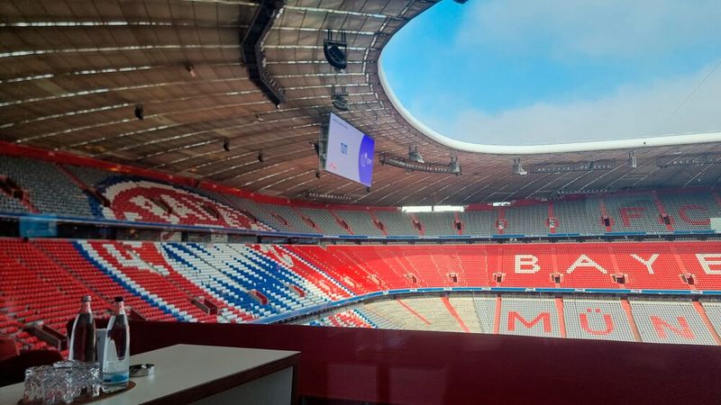 Nur wenige Schritte von der Mainstage entfernt: die Außenterrasse. Dort nutzten einige Speaker die Zeit für Pausen und Gespräche. (Bild: © Serina Sonsalla)