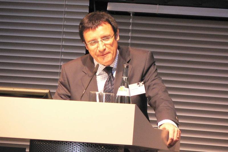 In seinem Grußwort wünscht Minister Prof. Dr. Wolfgang Reinhard ebm-papst, dass auch in Zukunft der „gute Geist“ Unternehmen erhalten bleibt und schon vor 2015 die geplante 2-Mrd-Euro-Grenze überschritten wird. Bild: Michel (Archiv: Vogel Business Media)