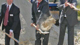 Erster Spatenstich für Truckstore Bremen (v.l.):  Markus Pfeifer ( Mercedes-Benz Lkw), Friedel Haselmeyer (Truckstore-Leiter Bremen) und Cord Bockhop, Bürgermeister der Gemeinde Stuhr. (Foto: Truckstore)