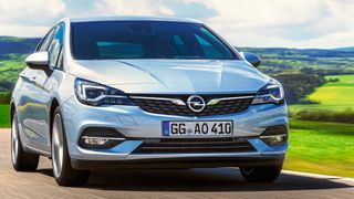 Neben anderen Modellen muss der Astra K eines bestimmten Bauzeitraums beim Opel-Servicepartner vorstellig werden. (Bild: Opel)