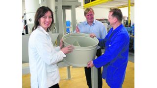 Die neuen Geschäftsführer Karin Hauger und Joachim Ringler (Mitte) bei der Qualitätskontrolle: „Wir haben einen guten Namen im Markt.“ (Archiv: Vogel Business Media)