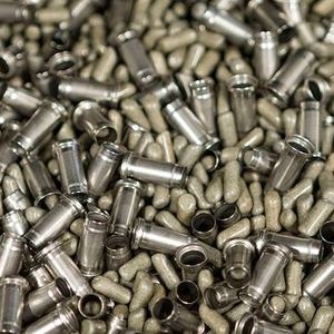 In den Versuchen wird einerseits die passende Anlagentechnik und -ausführung definiert. Andererseits wird die für die Anwendung optimale Schleifkörpergeometrie und -art (keramisch oder kunststoffgebunden) ermittelt. Für ein gleichbleibend gutes Bearbeitungsergebnis sind bei den Schleifkörpern häufig extrem enge Größentoleranzen einzuhalten.(Bild:  Hubert Stüken)