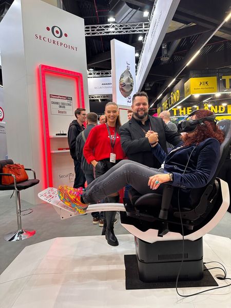 Rosanja Rose und René Hofmann (Securepoint) müssen meine Hand halten, denn virtuelle Achterbahnen sind nix für mich. (Bild: Vogel IT-Medien)