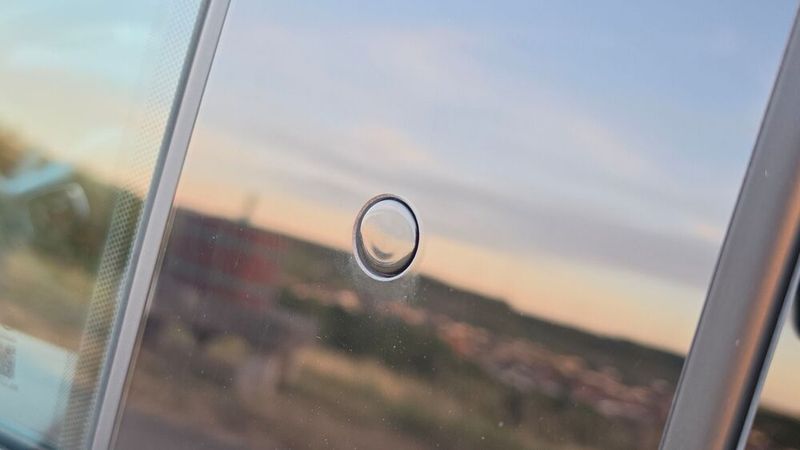 3. Die Türen: Wie so oft, sind auch beim Zeekr 7X die Türgriffe versenkt. Öffnen lassen sie sich über einen entsprechenden Knopf in der B-Säule. In der Topversion Privilege schließen sich die Türen auf Wunsch vollautomatisch, sobald man einsteigt und das Bremspedal betätigt. Das ist durchaus gewöhnungsbedürftig. Alternativ lassen sich die Türen auch manuell schließen, wobei sich diese auch dann auf den letzten Millimetern dank einer Soft-Close-Automatik sanft von selbst zuziehen. (Bild: Mauritz – VCG)