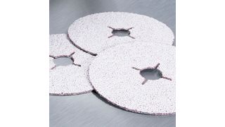 Die  Stearat Plus Fiberscheibe XF733 von VSM verringert die Spananhaftung und somit das Zusetzen des Schleifmittels.  (VSM)