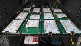Lässt sich ein Hardware-in-the-Loop-Testsystem in die Cloud verlagern? Das Münchner Startup OnMCU hat das getan, und dabei wertvolle Best-Practice-Erfahrungen gesammelt. (Bild: OnMCU)