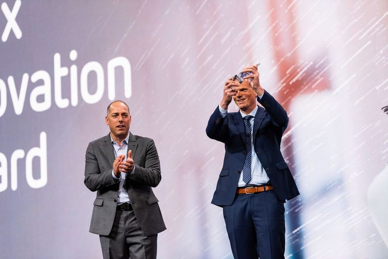 Tim Minahan, SVP, Business Strategy and Chief Marketing Officer bei Citrix (links) und David Kreft, Head of IT Service Center bei Wago, bei der Preisübergabe des „Citrix Synergy Award“ für Innovation. (Citrix)