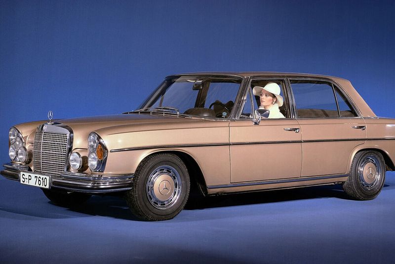 Vor 50 Jahren Deutschlands schnellste Serienlimousine: 6,5 Sekunden für den Null-auf-Hundert Sprint bedeuteten für den Mercedes 300 SEL 6.3 im Frühjahr 1968 sogar Weltrekord unter den Viertürern.  (Bild: Daimler)
