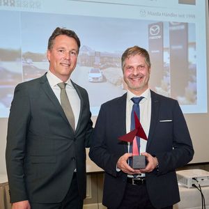 Den neuen Takumi Best Dealer Award sicherte sich das Autohaus Andreas Schulze: Bernhard Kaplan (li.), Geschäftsführer Mazda Deutschland, überreichte den Preis an Andreas Schulze.(Bild:  Silke Steinraths Photography)