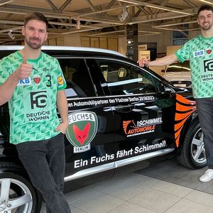 Die Spieler Fabian Wiede und Marko Kopljar bei der Übergabe.(Bild:  CSB Schimmel)