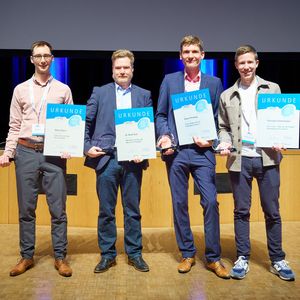 Ausgezeichnet: Die Gewinner des Best Speaker Awards zum ESE Kongress 2024 (vlnr): Malte Kaiser, Dr. René Graf, Daniel Penning und Christoph Schmiedinger (nicht im Bild: Johannes Bergsmann)(Bild:  Nicolas Det)