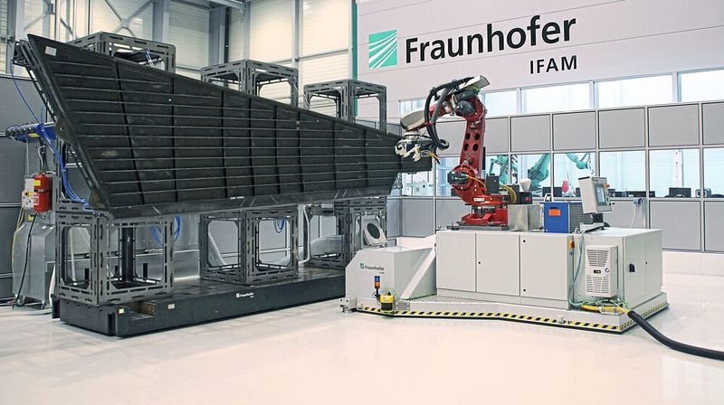 Die ProsihP-II-Gesamtanlage zur Bearbeitung eines A320-Seitenleitwerks.  (Fraunhofer-IFAM)