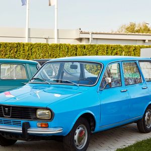 Anders als sein Vorgänger wurde der Dacia 1300 auch aus Rumänien exportiert. In der DDR war er trotz seiner schlechten Verarbeitungsqualität und Rostanfälligkeit ein beliebtes Fahrzeug.(Bild:  Dacia)