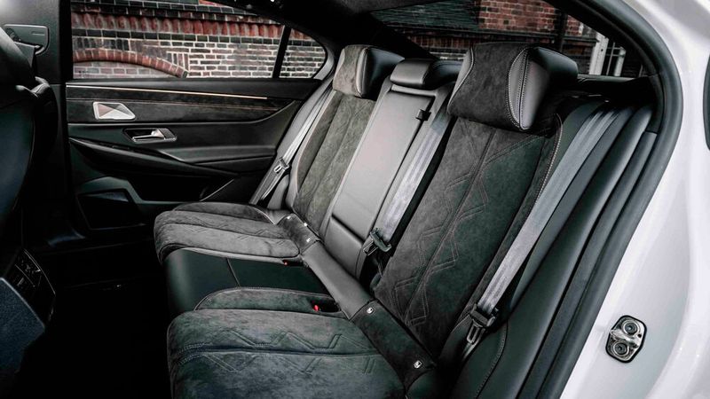 Hinten sitzen zwei Personen sehr kommod, aber man muss beim Einstieg auf seinen Kopf aufpassen. (Bild: DS)