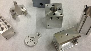 Auswahl an typischen Komponenten, die Meienenberg auf der neuen Chiron-Anlage jetzt in einer Aufspannung herstellen kann. (Bild: Meienberg)