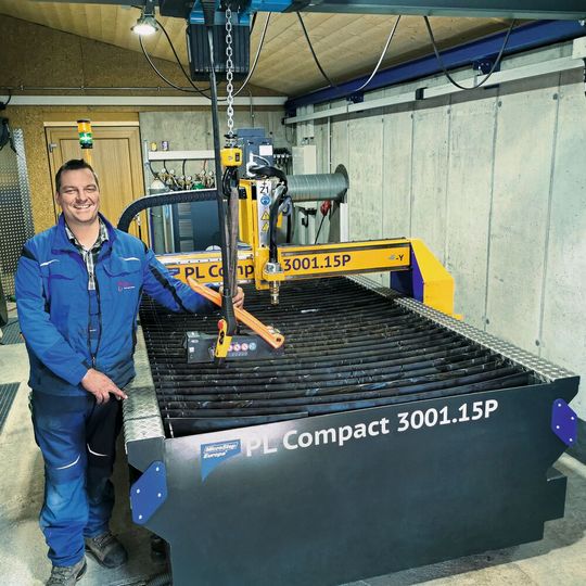 Flexibler und wirtschaftlicher: Josef Schiller kann dank seiner Investition in eine Feinplasmaschneidanlage inzwischen sehr kurzfristig bis 30 mm dicke Bleche schneiden. Flexibler und wirtschaftlicher: Josef Schiller kann dank seiner Investition in eine Feinplasmaschneidanlage inzwischen sehr kurzfristig bis 30 mm dicke Bleche schneiden.