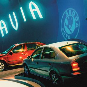 Für viele der bessere Golf: Der Octavia trug VW-Gene und überzeugte durch schicke Linien und viel Platz zu günstigen Preisen. Er war Škodas erstes Auto dieser Klasse nach der 1991 erfolgten Übernahme durch Volkswagen AG und basierte auf dem Golf IV. Im Unterschied zu seinem Verwandten, dem Seat Toledo II, der sich mit einer kleinen Heckklappe zufriedengeben musste, erhielt der Octavia eine praktische große Heckklappe, die oben am Dach angeschlagen war. Aufgrund der Tatsache, dass die EU ab dem 1. Januar 2011 nur Neufahrzeugen mit Euro 5 eine Zulassung gewährt, musste die Fertigung des ersten Octavia mit Ende des Modelljahres 2010 für Europa eingestellt werden. (Bild: Skoda)