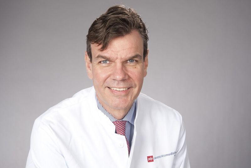 „Diese neue Technik ist zukunftsweisend“, sagt Univ.-Prof. Dr. Philipp Drees, stellvertretender Direktor des ZOU und Leiter Orthopädie und Rheumaorthopädie, über die Knieimplantate aus dem 3D-Drucker. (Peter Pulkowski/Universitätsmedizin Mainz)