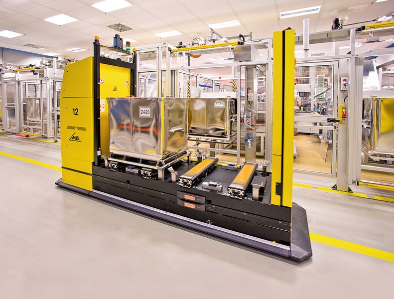 MLR hat für einen Hersteller von Medizinbedarf ein FTS inklusive Steuerung realisiert, bei dem die frei navigierenden FTF jeweils zwei Edelstahl-Container mit geschlossenem Deckel transportieren. (MLR)