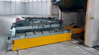 Roemheld announces a new, rail-guided shuttle table for transporting heavy tools and moulds weighing up to 40 tonnes. (Source: Roemheld)