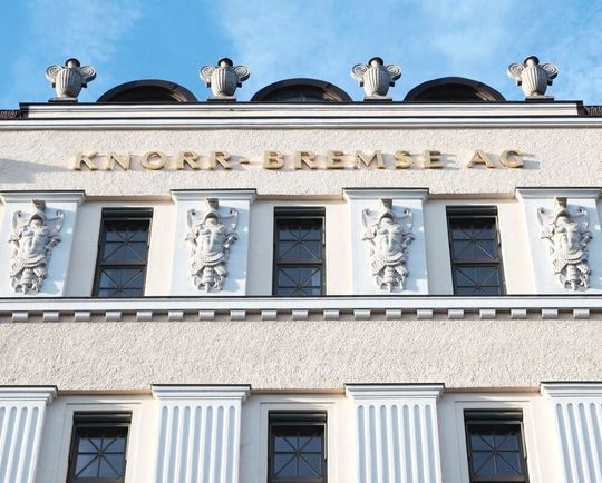 Knorr Bremse folgt strikt seinem Strategieprogramm Boost. Nun hat man deshalb das Klimageschäft, das über das spanische Unternehmen Merak weltweit abgewickelt wurde, verkauft. Und die Zahlen für das zweite Quartal sprechen für sich ...(Bild:  Knorr-Bremse)