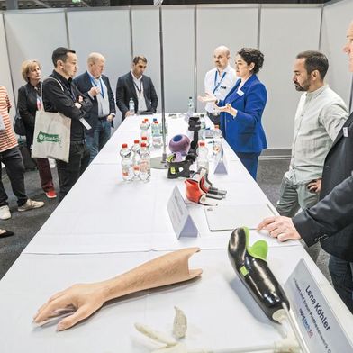 Mit dem noch enger verwobenen Veranstaltungskonzept aus Ausstellung, Fachkongress und Networking zeigt die «rapid.tech 3D», wie Innovationen aus der Forschung in reale Anwendungen überführt werden und wie die Vorteile additiver Technologien noch besser nutzbar gemacht werden können. (Bild: Christian Seeling)