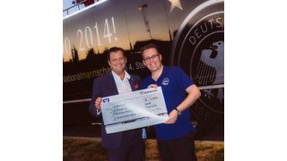 PEMA-CEO Peter Ström (r.) nimmt die Glückwünsche von Ingo Geerdes entgegen, Head of Key Account Management bei Krone. (Stefan Simonsen)