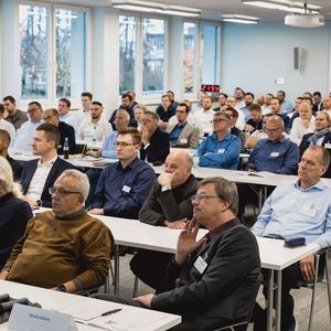 Wenn alles schweigt und einer spricht... Prof. Schlücker hat das Auditourium bei der Dienstags-Keynote im griff.(Bild:  Stefan Bausewein)