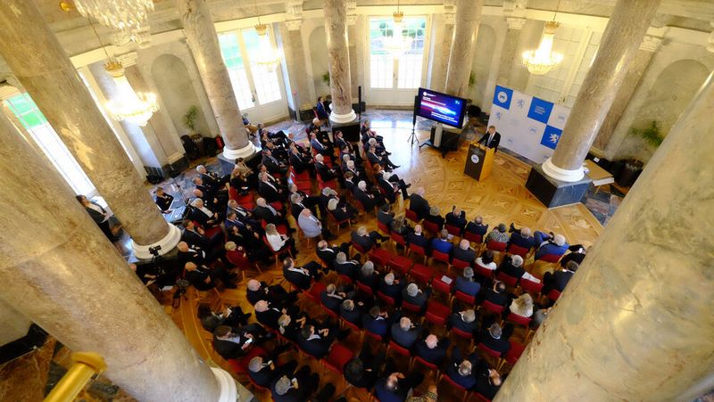 Das Kfz-Gewerbe Hessen würdigte Jürgen Karpinski in der Rotunde von Schloss Bieberich in Wiesbaden.(Bild:  Zietz – VCG)