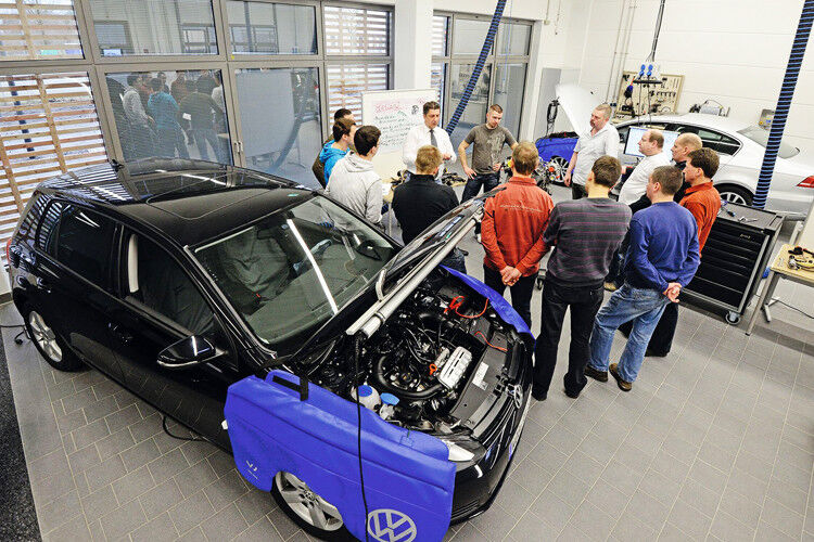 Professionelle Fortbildung: Bis zu 4.000 VW-Servicemitarbeiter pro Jahr können die Trainings im neuen VW-Qualifizierungszentrum in Ludwigsfelde bei Berlin durchlaufen. (Foto: VW)