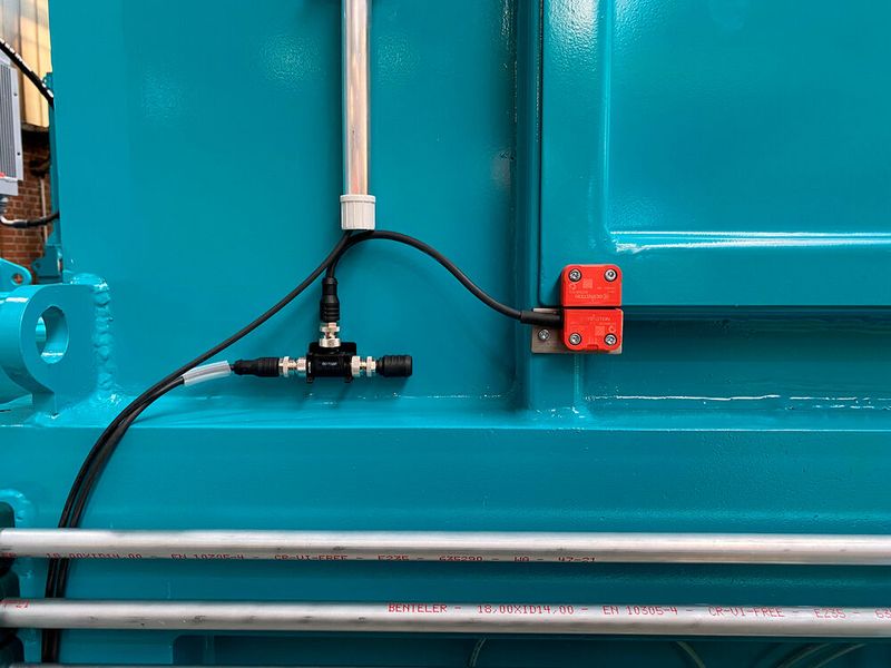 Die berührungslosen Sicherheitssensoren SRF von Bernstein überprüfen, ob die Wartungsklappen ordnungsgemäß verschlossen sind. Stellt der SRF fest, dass dies nicht der Fall ist, wird die Anlage sofort außer Betrieb genommen. (Bild: Bernstein)