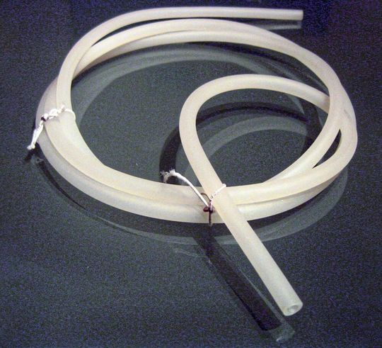 I tubi in elastomeri termoplastici uniscono le caratteristiche dei termoplastici resistenti e degli elastomeri flessibili.(Immagine: Reichelt Chemietechnik)