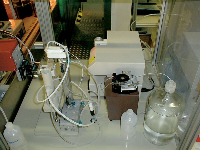 Abb.5: Koppelstation Aufschlussautomat – Messgerät. Links die Entnahmestation,
vorne die Schlauchpumpe, dahinter der Ultraschallzerstäuber, rechts HCl-Vorratsgefäß. (Archiv: Vogel Business Media)