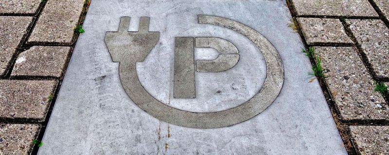 Nicht mehr am Boden: Das Netz verfügbarer Ladeplätze für Elektroautos wird dichter, auch auf dem Land. Wichtig wäre jetzt eine Einigung auf ein einheitliches digitales Bezahlsystem, dass die vielen verschiedenen E-Tankkarten ergänzt oder ablöst.(Bild:  gemeinfrei /  Pixabay)