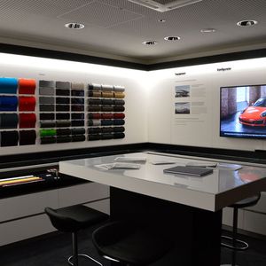 Kunden können dort zusammen mit Beratern in Lounges in zurückgezogener Atmosphäre Fahrzeuge digital konfigurieren.(Bild:  Achter/»kfz-betrieb«)