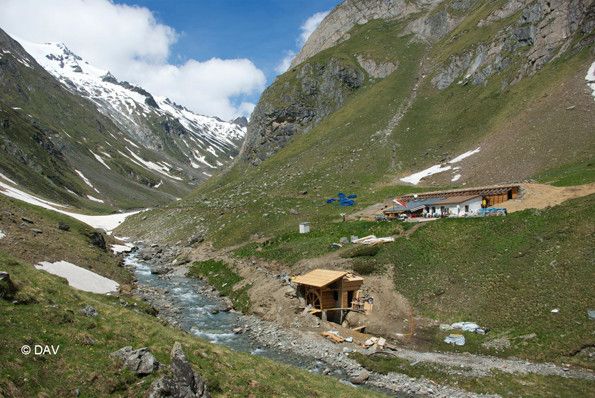 Mit Hilfe eines Mühlenrad-Kraftwerks kommt der Strom für die Clarahütte in den Alpenkünftignicht mehr von einem Benzingenerator, sondern aus der Isel. Um die Wasserkraft in Energie umzuwandeln kommt ein Antriebssystem von Siemens zum Einsatz. (DAV)
