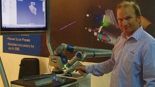 Thomas Zenker demonstriert am Messestand von Faro anhand eines Musters die Stärken des neuen Faro-Edge-Scan-HD. (Bild: Schnell)