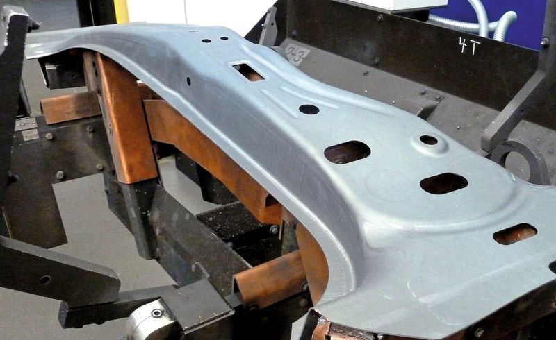 Bild 4: Der Laserbeschnitt erfolgt vor allem an Bauteilen aus hochfesten, borlegierten Stählen mit Zugfestigkeiten von etwa 1500 MPa. Die Teile sind meist B-Säulen, A-Säulen oder Seiten-teile, die vor allem im neuen VW Golf VII verbaut werden. (Bild: Kuhn)