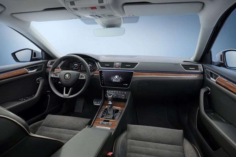 Im Interieur erwarten die Passagiere schicke Holz-Elemente. (Skoda)