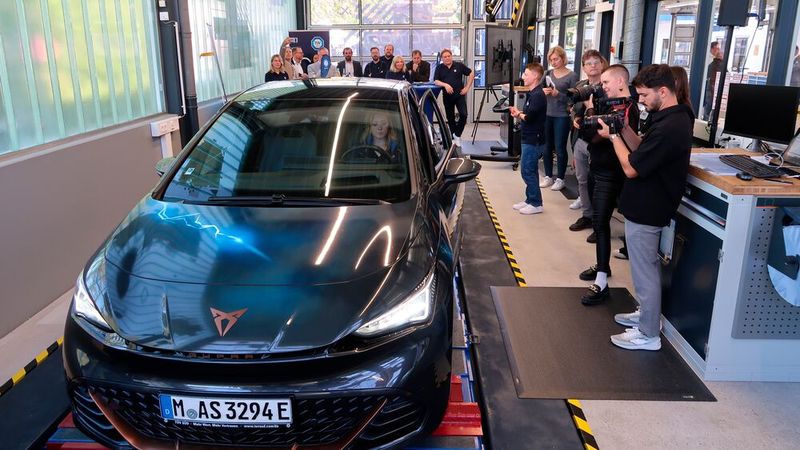 Während der Eröffnung des PTI Lab wurden Teile der HU an einem elektrisch angetriebenen Pkw durchgespielt. (Bild: Diehl – VCG)