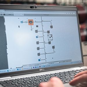 Der Flottenmanager Kuka.AMR Fleet lässt sich flexibel an hauseigene Leitsteuerungen wie bei Krone anbinden.(Bild:  Kuka)
