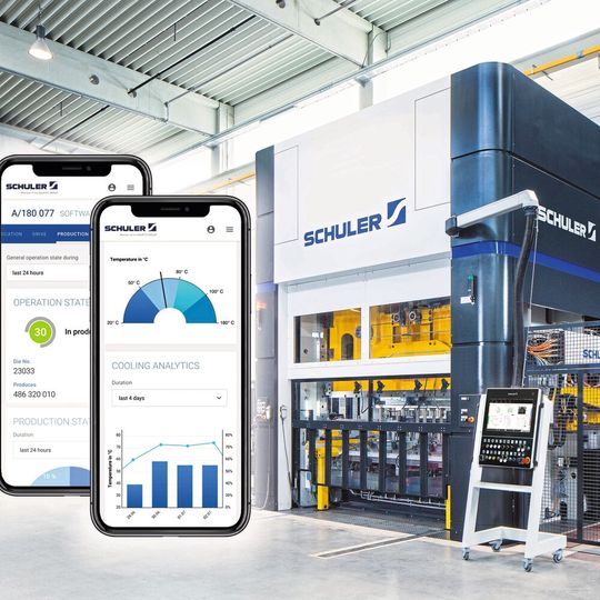 Ein Blick auf das Handy verrät, ob das Presswerk läuft und in welchem Zustand sich die Anlagen befinden. (Bild:  Schuler)