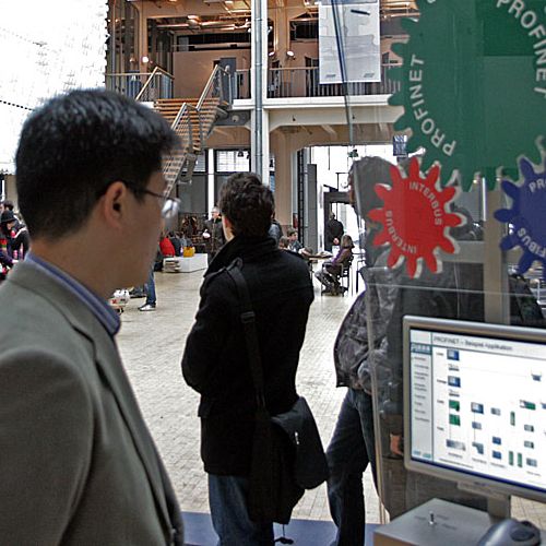 Auch die Aussteller waren am Ende der Pressekonferenz zufrieden.  (Bild: Thomas Rebel / Profibus)