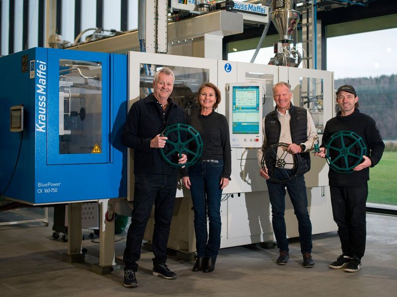 Gemeinsam für den nachhaltigen Tunnelbau! Von links: John Oldroyd Cheetham (Gründer Oldroyd), Linda A Celin (CEO Oldroyd), Rolf Kjønnerud (Krauss-Maffei Agent SAXE) und Carl Kremer (Product Development/Operator Oldroyd) vor einer der drei Krauss-Maffei-Spritzgießmaschinen des Typs CX 160-750. (Bild: Oldroyd)