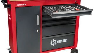 Eine 30 Millimeter starke Holzplatte dient als Ablagefläche und Arbeitsplatte zugleich.. (Carolus)