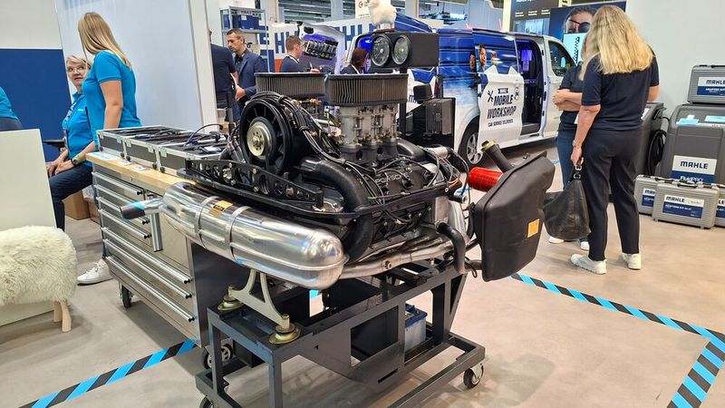 Netter Eyecatcher: Bei aller zeitgemäßer Technik auf einer solchen Messe, tut so ein (nicht ganz originaler) Porsche-Motor aus den 70ern doch mal ganz gut, oder? (Bild: Dominsky – VCG)