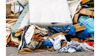 Sperrmüll hat leider das Charakteristikum, dass er aus verschiedensten Mülltypen besteht. Wie man hier aber deutlich erkennen kann, ist Holz durchaus reich vorhanden. Damit der Rohstoff nicht weiter von Hand aussortiert werden muss, haben Forscher sich endlich etwas überlegt ... (Bild: Wertstoff Giller)