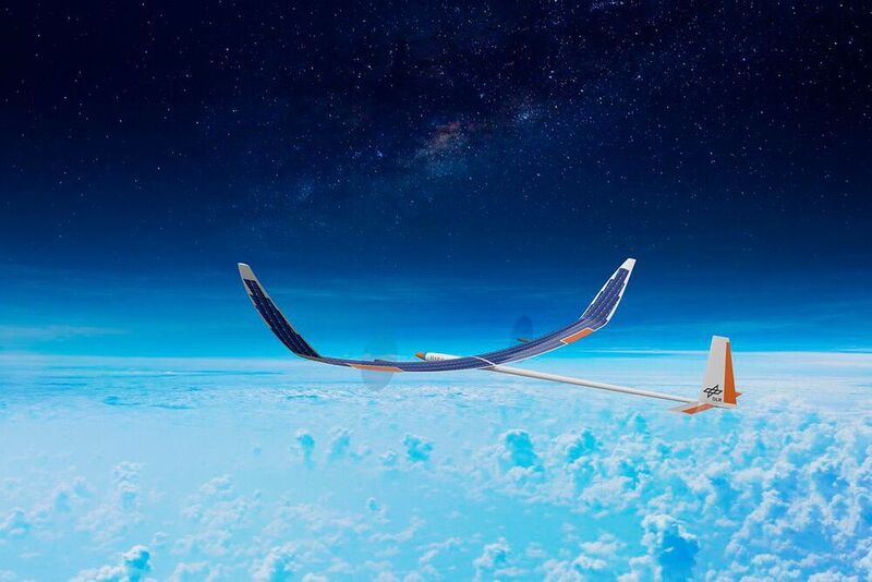 Nicht Flugzeug, nicht Satellit: Das Deutsche Zentrum für Luft- und Raumfahrt (DLR) entwickelt ein unbemanntes, solarbetriebenes Stratosphärenflugzeug für wissenschaftliche Experimente, das in 20 km Höhe fliegen kann. Das Flugzeug soll die Vorzüge vom Raumfahrt und Luftfahrt vereinen. (Design-Studie HAP alpha / DLR / CC BY 3.0)