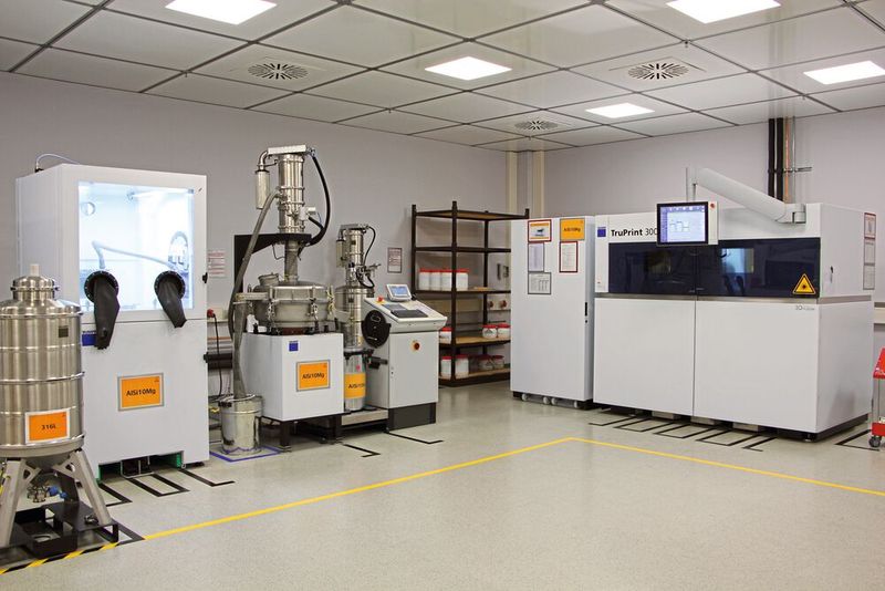 Der Fertigungsraum, in dem die Pulverbettmaschinen für den 3D-Metalldruck stehen, ist mit einer speziellen Decke und einem besonderen Boden ausgestattet. (Bild: © Simone Käfer)